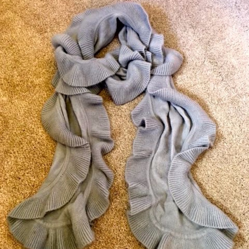 Ruffle Edge Gray-Blue Scarf